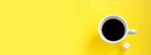 Caffè Nero Una Tazza Bianca Isolata Fondo Giallo Concentrazione Selettiva — Foto Stock