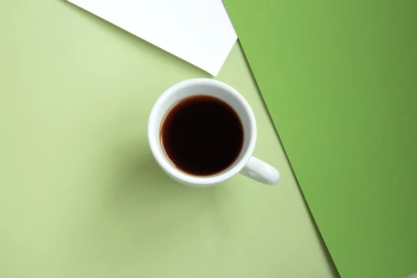 Schwarzer Kaffee Einer Weißen Tasse Und Ein Blatt Weißes Papier — Stockfoto