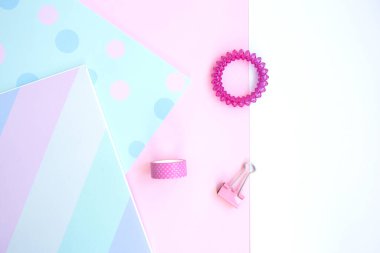 Pembe arka planda iki parlak eskiz defteri