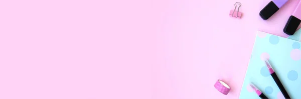 Fényes Vázlatfüzetek Filctollak Rózsaszín Klipek Rózsaszín Háttérrel Készülődöm Iskolába Kreatív — Stock Fotó
