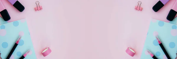 Fényes Vázlatfüzetek Filctollak Rózsaszín Klipek Rózsaszín Háttérrel Kreatív Munkaterület Lapos — Stock Fotó