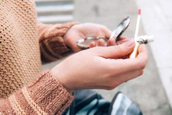 Una Giovane Donna Caldo Maglione Maglia Beige Accogliente Tiene Mano — Foto Stock