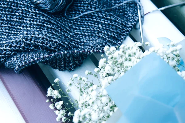 Needlework Bouquet White Flowers Wooden Bench Texture Beautiful Knitted Blue — Stock Photo, Image