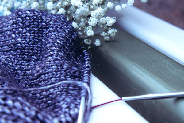 Artesanato Buquê Flores Brancas Banco Madeira Textura Belo Tecido Violeta — Fotografia de Stock