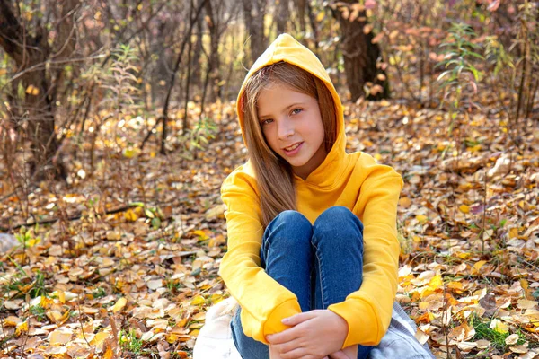 Belle Adolescente Blonde Dans Sweat Shirt Orange Vif Jean Souriant — Photo