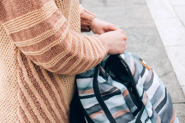 베이지 스웨터를 소녀가 색깔의 가방을 가을이 꾸리려면 — 스톡 사진