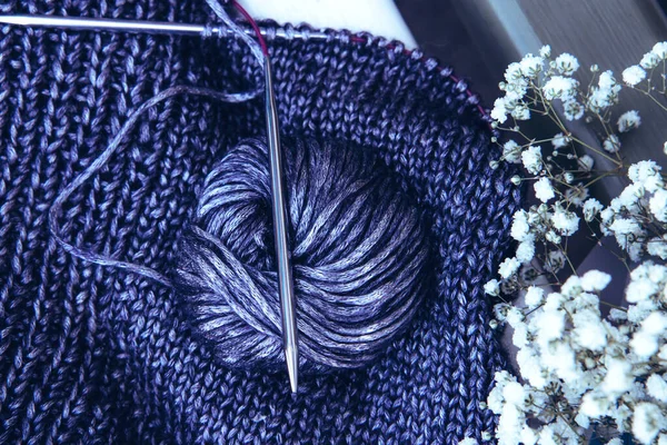木筏和一束白花 面料精美的针织蓝色面料和针织针织针织面料为背景 复制空间 女性业余爱好概念 — 图库照片