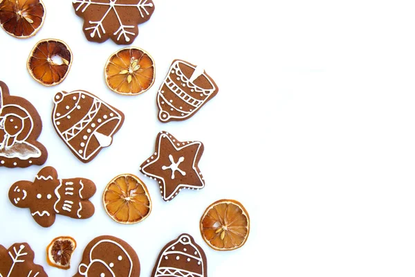 おいしい自家製クリスマスジンジャーブレッドクッキー様々な形の砂糖釉とコピースペースと白の背景に乾燥レモンのスライス — ストック写真