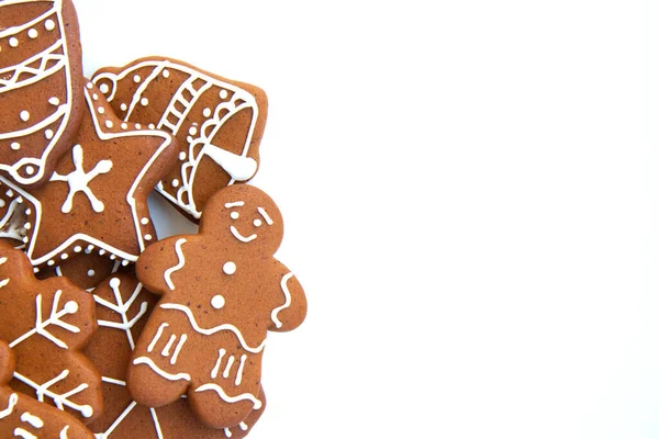 おいしい自家製クリスマスジンジャーブレッドクッキーコピースペースと白の背景に砂糖釉と様々な形状 — ストック写真