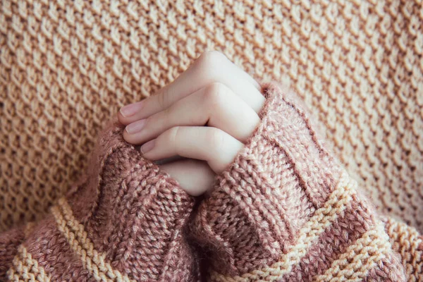 Γυναίκα σε ένα μπεζ μαλακό ζεστό πουλόβερ κρατήστε τα χέρια μαζί είναι σύμβολο προσευχή και ευγνωμοσύνη — Φωτογραφία Αρχείου