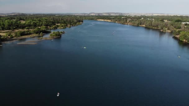 Veduta aerea di pedalò sul lago — Video Stock