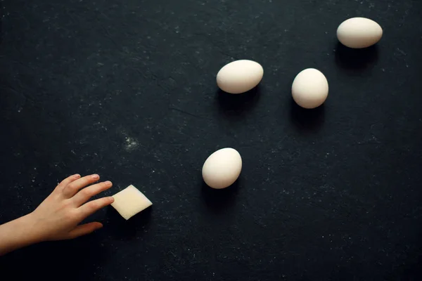 Детская рука тянется за яйцами — стоковое фото