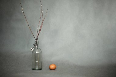 Boş şişe ve tavuk yumurtası