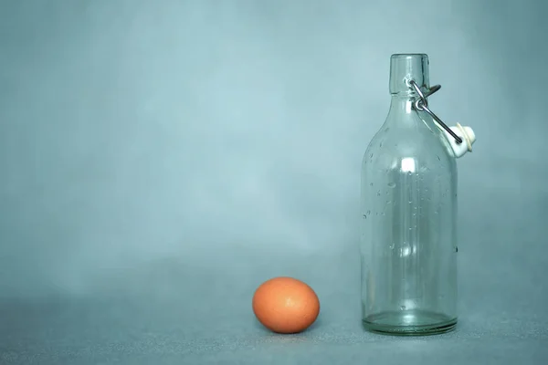 Пустая бутылка и куриное яйцо — стоковое фото