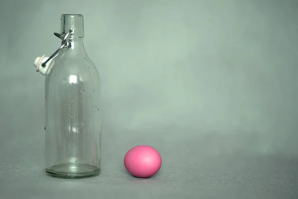 Пустая бутылка и куриное яйцо — стоковое фото
