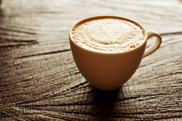 Tasse Cappuccino auf Holzgrund — Stockfoto