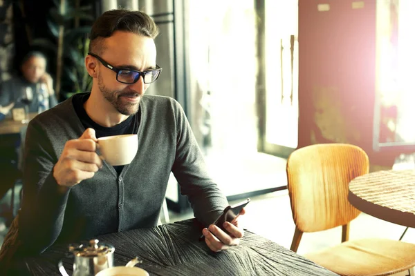 Mann trinkt Kaffee in Café — Stockfoto