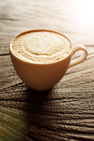 Tasse Cappuccino auf Holzgrund — Stockfoto