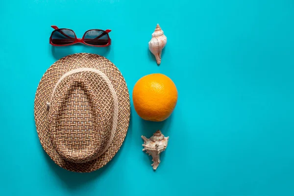 Sombrero de sol gafas y conchas —  Fotos de Stock