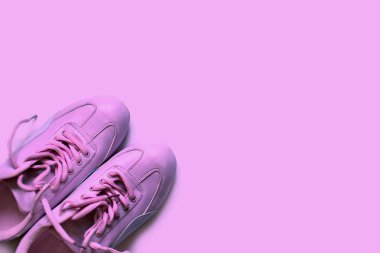 Arka planda Sneakers