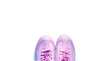 Arka planda Sneakers