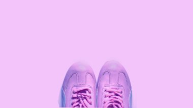 Arka planda Sneakers