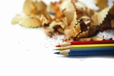 Beyaz Kağıt arka planda ahşap kalem talaşı