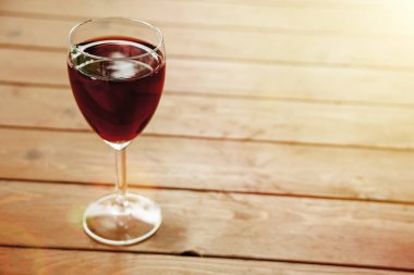 Bir kadeh kırmızı şarap.