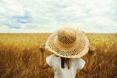 Günbatımında tarlada bir kız