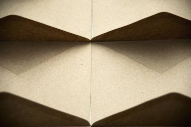 Zarf ile minimalist kompozisyon