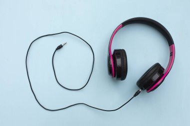 Arka planda kulaklıklar