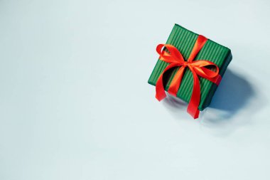 Mavi arkaplanda hediye kutusu