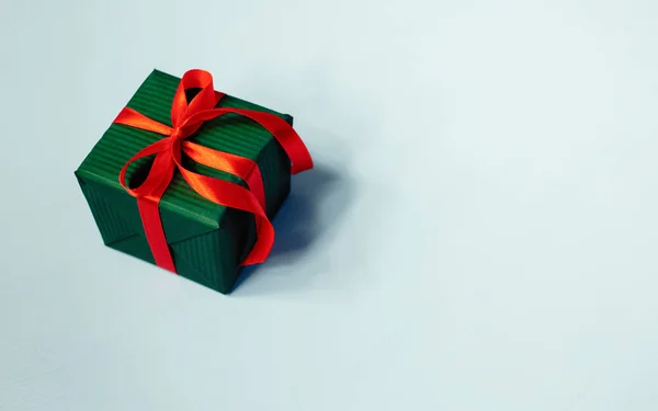 Mavi arkaplanda hediye kutusu — Stok fotoğraf