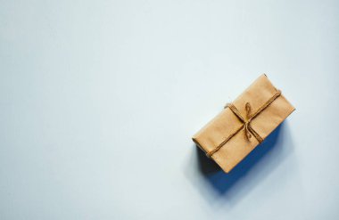 Tahta arka planda hediye kutusu