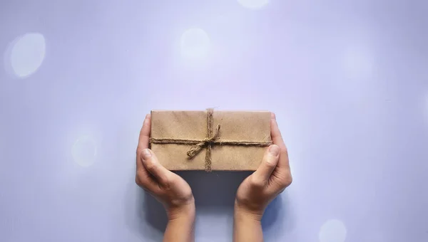 Tahta arka planda hediye kutusu — Stok fotoğraf