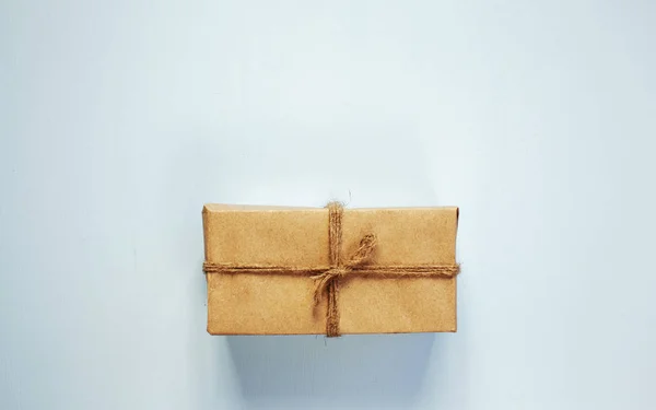 Caja de regalo sobre fondo de madera — Foto de Stock