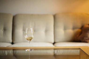 Beyaz şaraplı bardak.