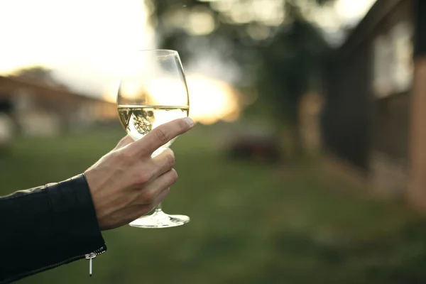 Elinde adam beyaz şarap — Stok fotoğraf