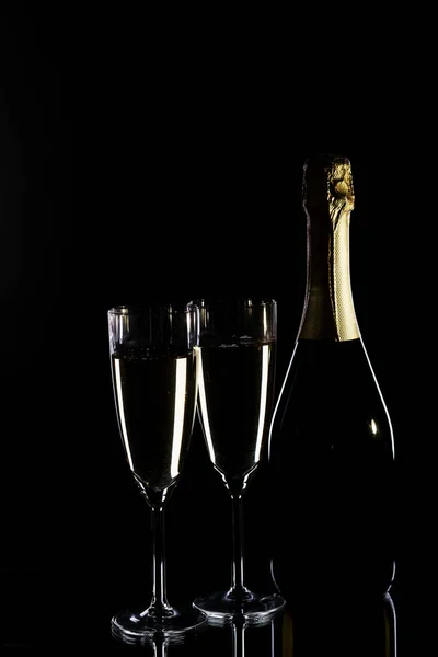 Бутылка шампанского и бокалы шампанского — стоковое фото