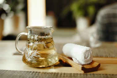 bir fincanda yeşil çay