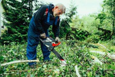 İnsanlar kasırganın etkilerini ortadan kaldırır.