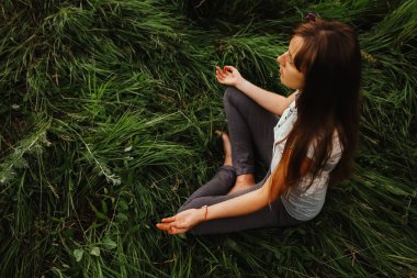 Yoga dersi alan kadın.