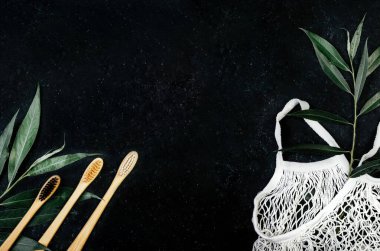 Alışveriş çantası ve yeşil yapraklar.