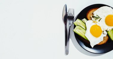 Tabakta yumurta var.