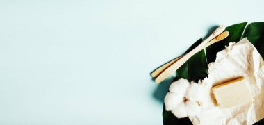 Beyaz arka planda pamuk çiçekli üç diş bambu fırçası