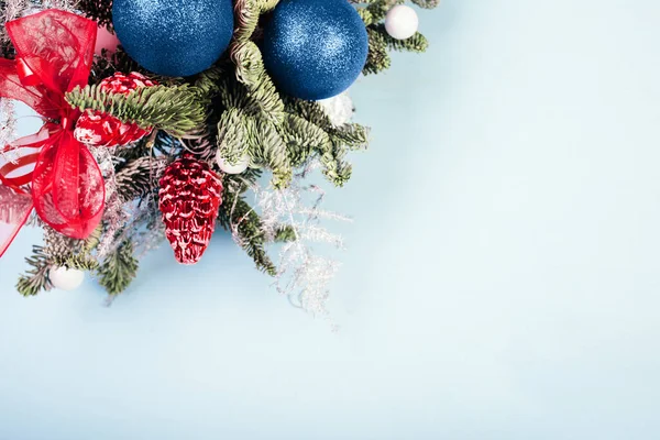 Julgran Grenar Med Dekorationer Blå Bakgrund — Stockfoto