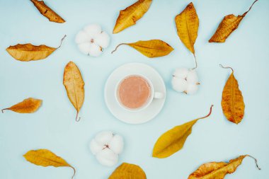 Sonbahar düz kompozisyon kurumuş yapraklar. Düz yatış, üst görünüm,