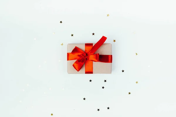 Beyaz bir arkaplanda yeni yıl hediyeleri — Stok fotoğraf
