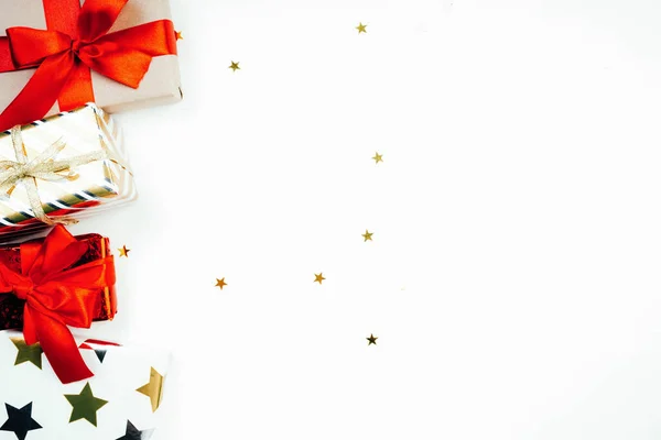 Beyaz bir arkaplanda yeni yıl hediyeleri — Stok fotoğraf