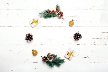 Dal ağacının yuvarlak çerçevesi beyaz ahşap arka planda